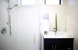 Luxury 1-Bedroom Apartment bathroom