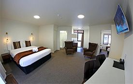 Luxury 1-Bedroom Apartment bed